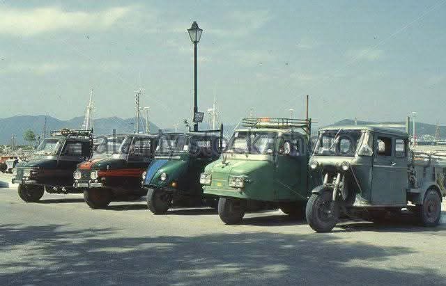 Pick-ups im Hafen von Ägina