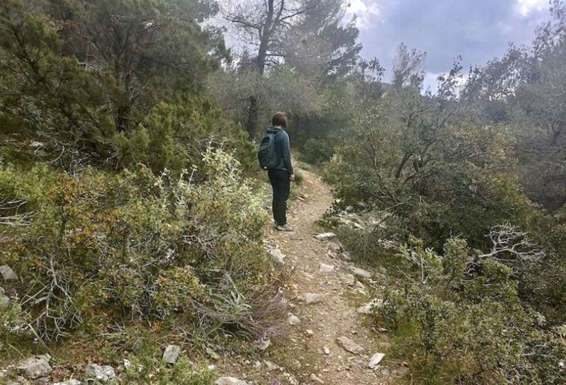 Ein Wanderer auf dem Athletic Trail (2,8 km), Teil des neuen Netzes von zehn markierten Wanderwegen, die auf dem Hymettos-Berg angelegt wurden, um den Outdoor- und nachhaltigen Tourismus in der Nähe von Athen zu fördern. Fotoquelle: Gemeinde Papagou-Cholargos