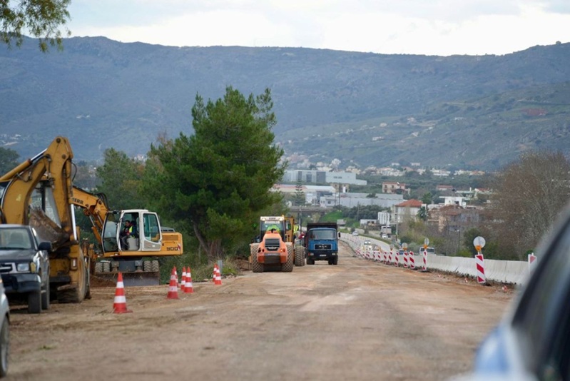 Baumaschinen sind vor Ort zu sehen, als die Arbeiten am Kernabschnitt Chania–Hersonissos der Nordstraßenachse Kretas (BOAK) beginnen, einem der größten laufenden Verkehrsinfrastrukturprojekte der Insel. Fotoquelle: Ministerium für Infrastruktur und Verkehr