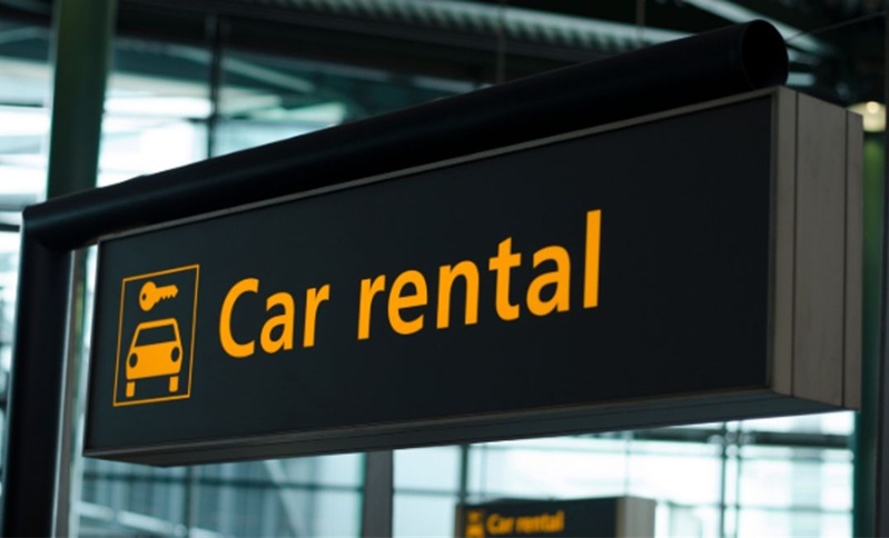 Ein Autovermietungsschalter am Flughafen – ein Prozess, den Woop Drive durch sein vollständig digitales, schalterloses Vermietungsmodell optimieren möchte. Fotoquelle: Woop Drive / Canva