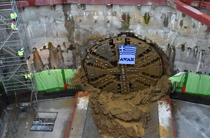 Die Tunnelbohrmaschine erreicht den Evangelismos-Schacht und vollendet damit den 5,1 Kilometer langen Tunnelabschnitt zwischen Katehaki und Evangelismos als Teil der Athener U-Bahn-Linie 4.