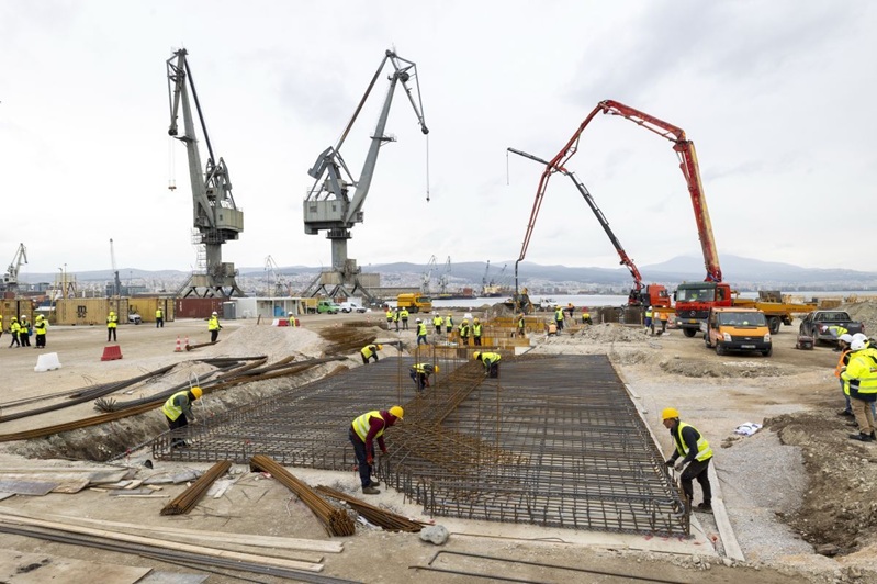 Im Hafen von Thessaloniki laufen derzeit Bauarbeiten im Rahmen des Ausbauprojekts für Pier 6, durch das die Umschlagkapazität für Container erheblich gesteigert wird. Bildquelle: ThPA