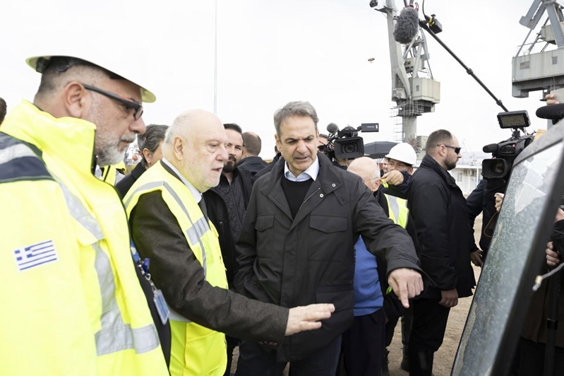 Premierminister Kyriakos Mitsotakis wird bei seinem Besuch im Hafen von Thessaloniki vom ThPA-Geschäftsführer Ioannis Tsaras über den Fortschritt des Ausbaus von Pier 6 informiert. Bildquelle: ThPA