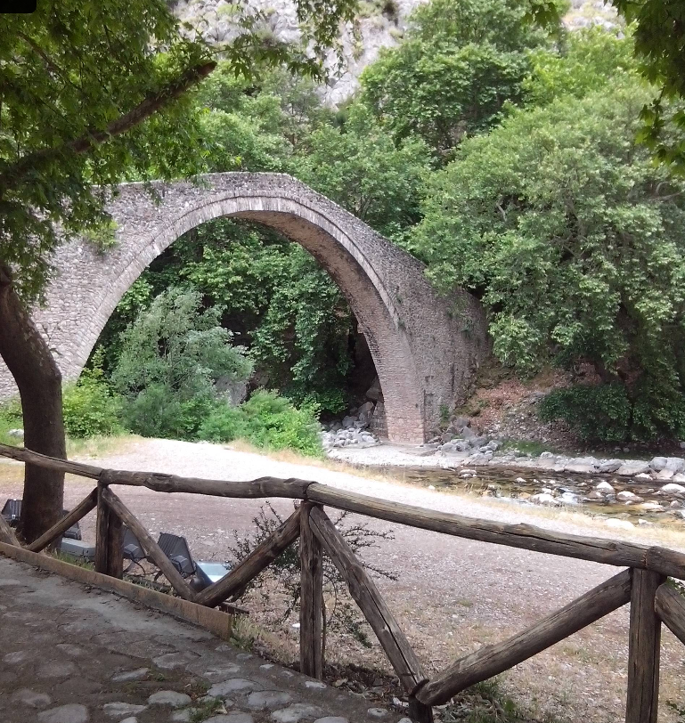 Bogenbrücke über den Fluss Portaikos