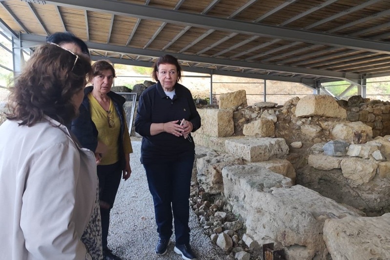 Kulturministerin Lina Mendoni bei einer Besichtigung der Restaurierungsarbeiten am historischen Kloster Timios Prodromos in Serres. Bildquelle: Kulturministerium