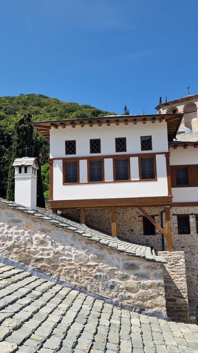 Während ihres Besuchs besichtigte Mendoni auch die Restaurierungsarbeiten am historischen Kloster Timios Prodromos in Serres.