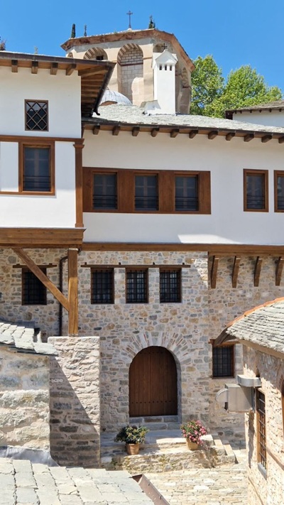 Während ihres Besuchs besichtigte Mendoni auch die Restaurierungsarbeiten am historischen Kloster Timios Prodromos in Serres.