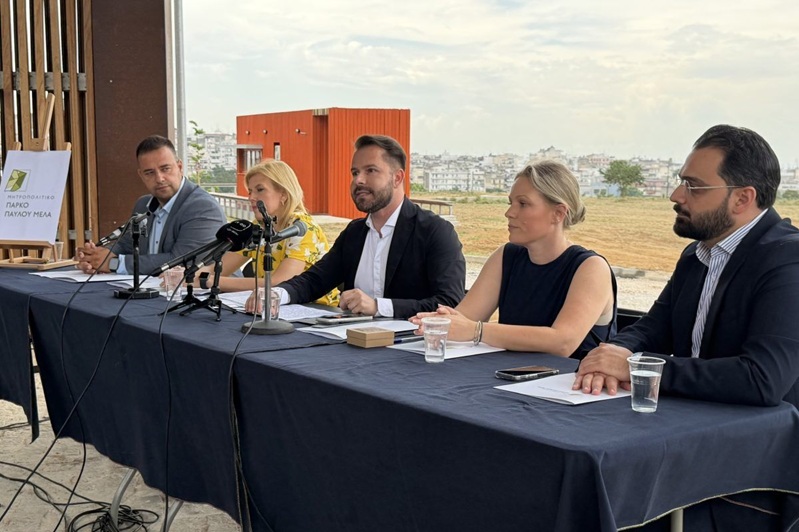 Bürgermeister Dimitris Aslanidis (Mitte) spricht auf einer Pressekonferenz im Vorfeld der Eröffnung des neuen Parks am 12. Juni. Bildquelle: Gemeinde Pavlos Melas