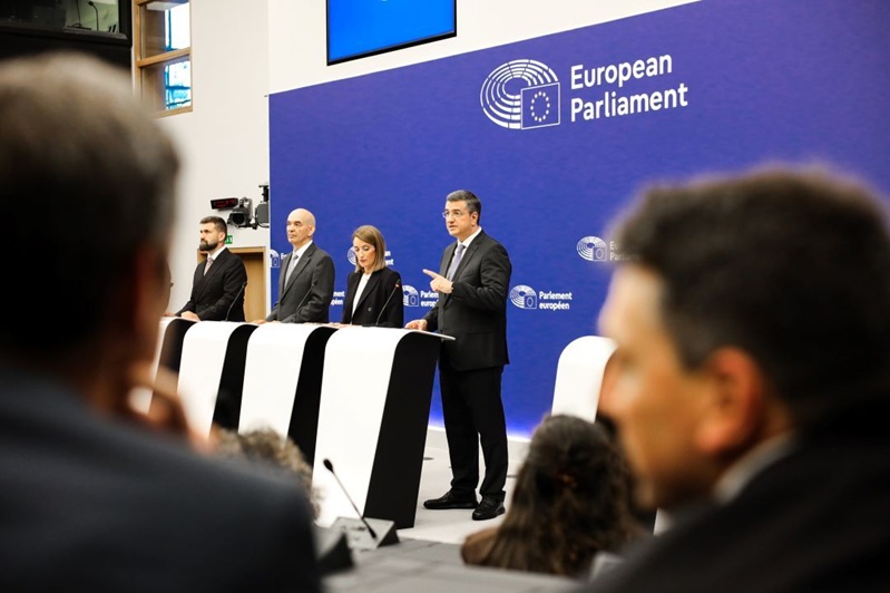 Laut Kommissar Tzitzikostas sorgen die überarbeiteten Regeln für mehr Transparenz bei den Flugpreisen und ermöglichen es Reisenden, Ticketpreise und Gepäckoptionen leichter zu vergleichen.