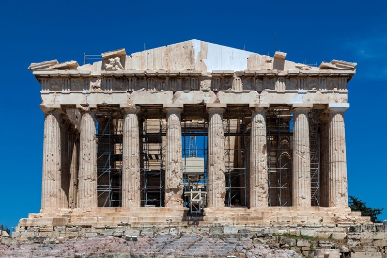 Der Westgiebel des Parthenon nach dem Einbau zweier Marmororthostaten, die seine architektonische Einheit wiederherstellen und die Westseite des Monuments in ihrer vollständigsten Form seit über 220 Jahren erstrahlen lassen. Fotoquelle: Kulturministerium