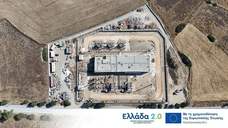 Luftaufnahme eines im Bau befindlichen Umspannwerks im Rahmen des 385,7 Millionen Euro teuren Verbundprojekts „Cyclades“, das aus dem griechischen Wiederaufbau- und Resilienzfonds sowie von der Europäischen Investitionsbank finanziert wird. Bildquelle: IPTO