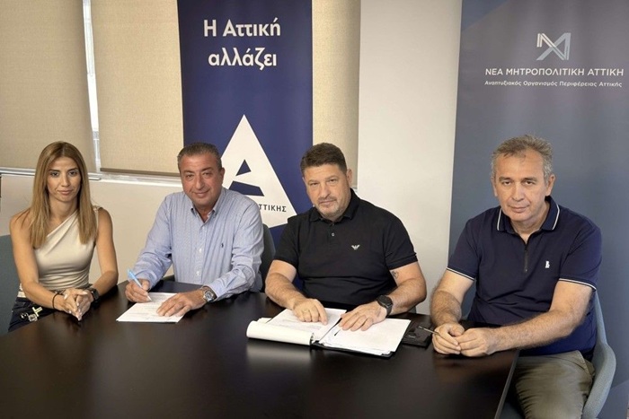 Der Gouverneur der Region Attika, Nikos Hardalias (Mitte), bei der Unterzeichnung des 321.000 Euro teuren Vertrags für den Spielplatz auf dem Finopoulou-Hügel in den Büros der New Metropolitan Attica SA. Fotoquelle: Region Attika