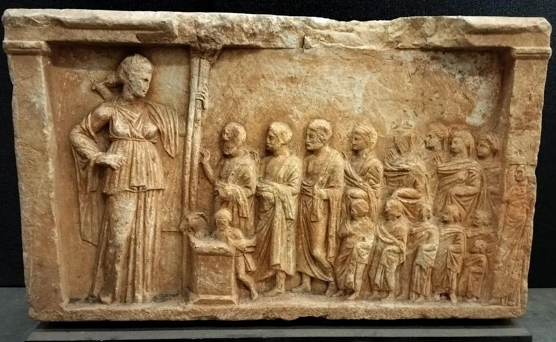 Das attische Marmor-Votivrelief aus dem vierten Jahrhundert v. Chr. Fotoquelle: Kulturministerium