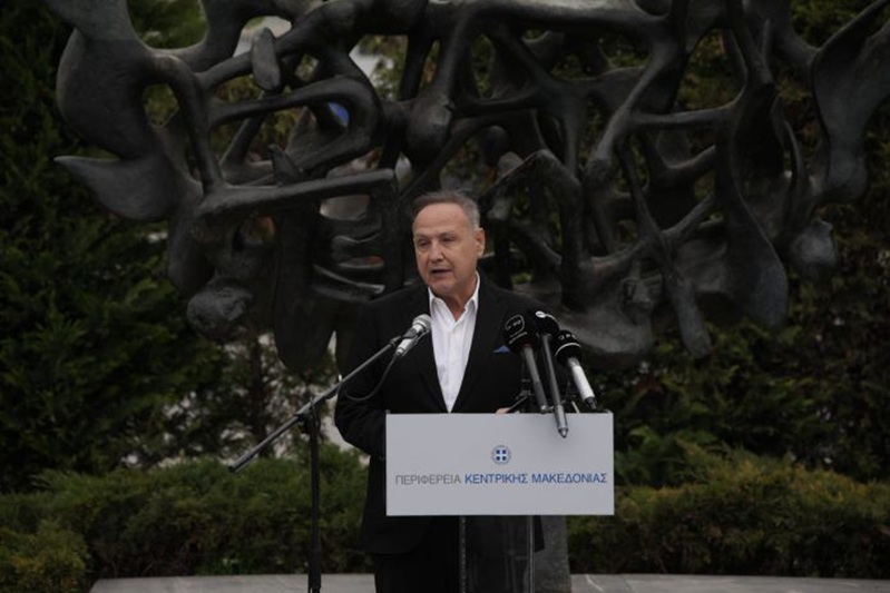 Der Bürgermeister von Thessaloniki, Stelios Angeloudis, spricht während einer Gedenkfeier zum Holocaust-Gedenktag auf dem Eleftherias-Platz, der zu einem Gedenkpark zu Ehren der jüdischen Holocaust-Opfer der Stadt umgestaltet werden soll. Fotoquelle: Stadtverwaltung von Thessaloniki