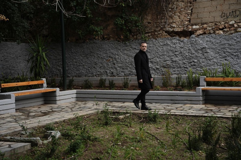Der Bürgermeister von Athen, Haris Doukas, spaziert durch den neuen Park. Fotoquelle: Stadtverwaltung Athen