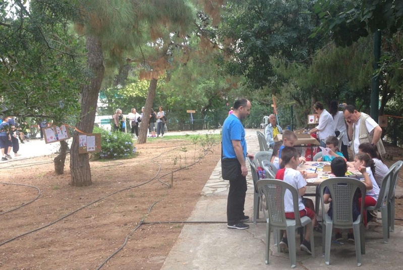 Der Finopoulou-Hügel, aufgenommen im Jahr 2017. Im Rahmen der Stadterneuerungsmaßnahmen der Region Attika soll dieser zentral gelegene Ort in Athen einen modernen neuen Spielplatz erhalten. Fotoquelle: Region Attika