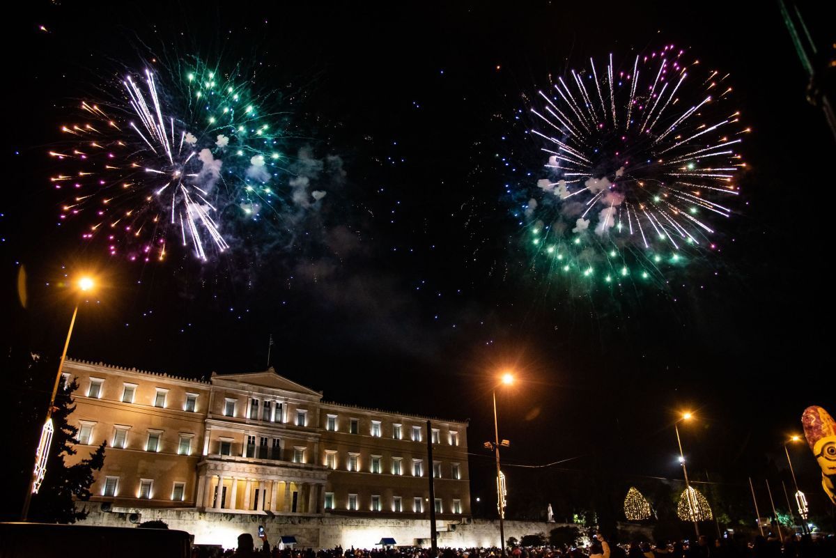 Feuerwerk begrüßt das neue Jahr, das griechische Parlament, den Syntagma-Platz. Fotoquelle: Gemeinde Athen