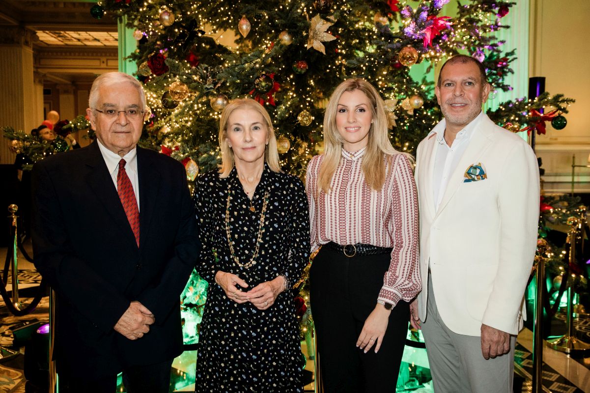 Ioannis Papadatos, Kinderarzt; Alexandra Martinou, Präsidentin der Organisation Together for Children “; Maria Koutzabasi, PR & Operations Executive von Grande Bretagne & King George; und Hom Parviz, GM von Grande Bretagne und König George. Fotoquelle: Hotel Grande Bretagne / Panoulis Fotografie