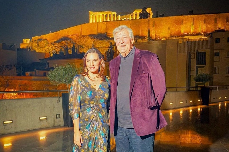 Tourismusministerin Olga Kefalogianni und Sir Stephen Fry im Akropolismuseum. Fotoquelle: Ministerium für Tourismus