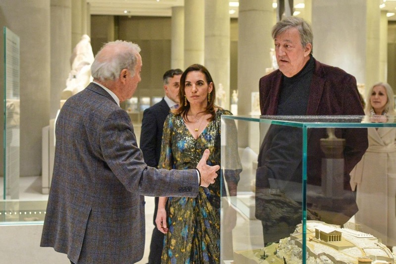 Der Generaldirektor des Akropolismuseums, Nikos Stampolidis, führt Olga Kefalogianni und Stephen Fry durch das Akropolismuseum. Fotoquelle: Ministerium für Tourismus