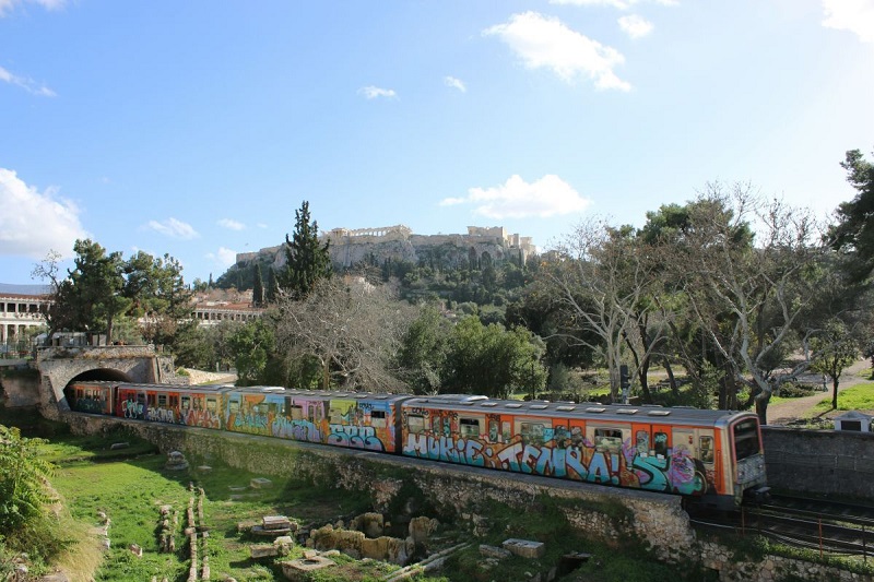 Linie 1 der Athener Metro, die älteste der drei Metrolinien der Stadt, die Kifissia mit Piräus verbindet.