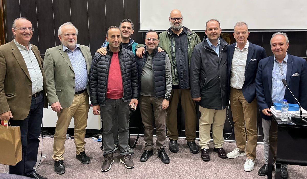 Der Generalsekretär für Tourismuspolitik Myron Flouris (Mitte) und der Präsident der Tourismusorganisation Peloponnes, Konstantinos Marinakis (zweiter von rechts), mit Tourismusfachleuten.