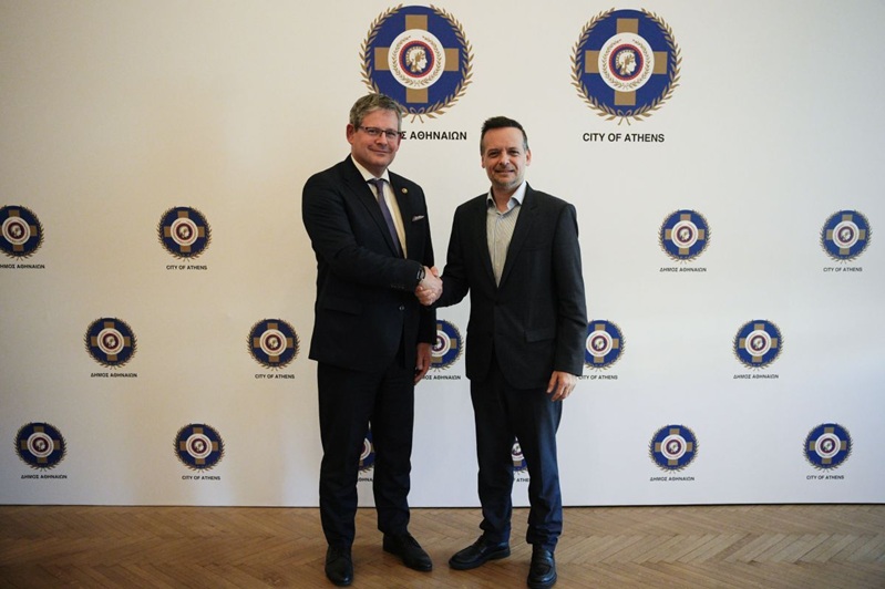 Iosif Stavrakakis, Präsident des griechischen Sportverbands für Gehörlose, und Haris Doukas, Bürgermeister von Athen. Fotoquelle: Stadtverwaltung Athen