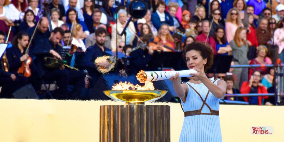 Die Caryatids Korres treten bei der Übergabezeremonie der Olympischen Flamme auf, Foto: Warum Athen