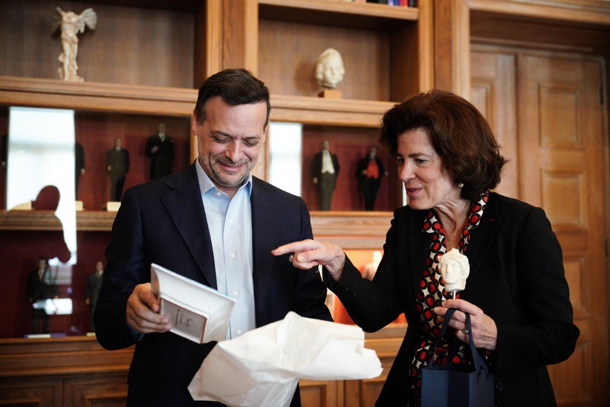 Geschenke wurden zwischen dem Athener Bürgermeister Haris Doukas und Laurence Aue, dem französischen Botschafter in Griechenland, ausgetauscht. Fotoquelle: Gemeinde Athen.