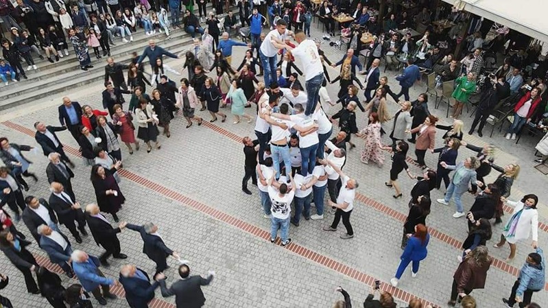 Die Teilnehmer bilden während des Andromana-Tanzes von Deskati eine Menschenpyramide